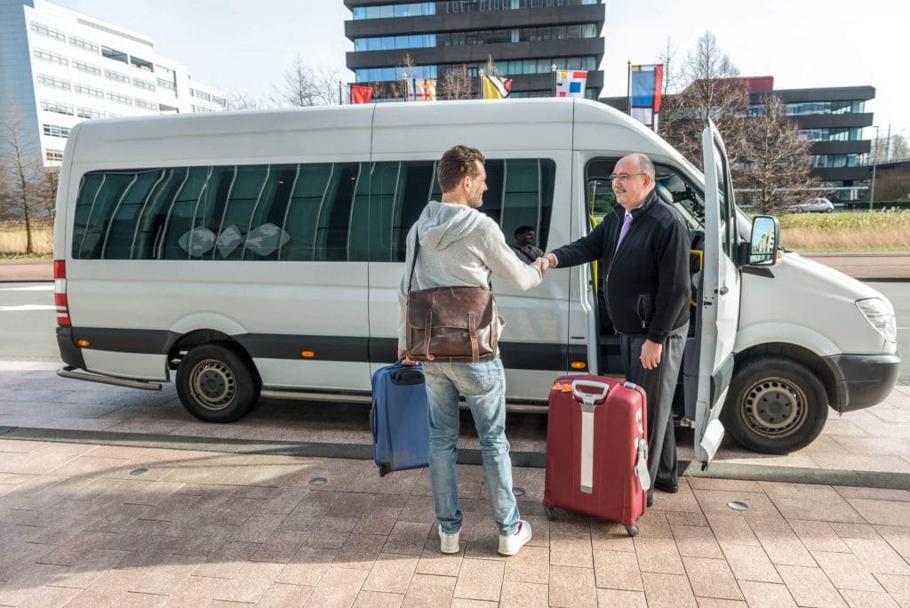 Descubra a conveniência do serviço de translado para turistas: Dicas para uma viagem tranquila