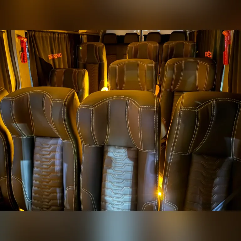 Interior da van de transfer com poltronas reclináveis