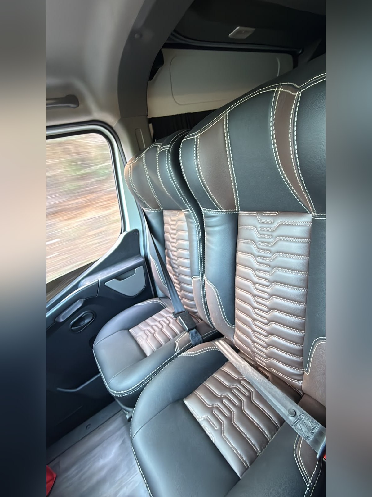 Interior da van de transfer com cortinas e ar-condicionado